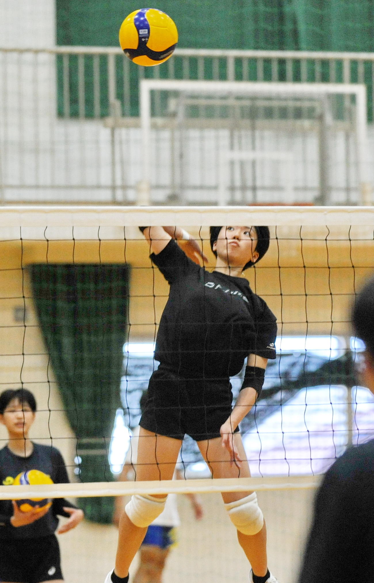 スパイクを放つ三島南OH渡辺　