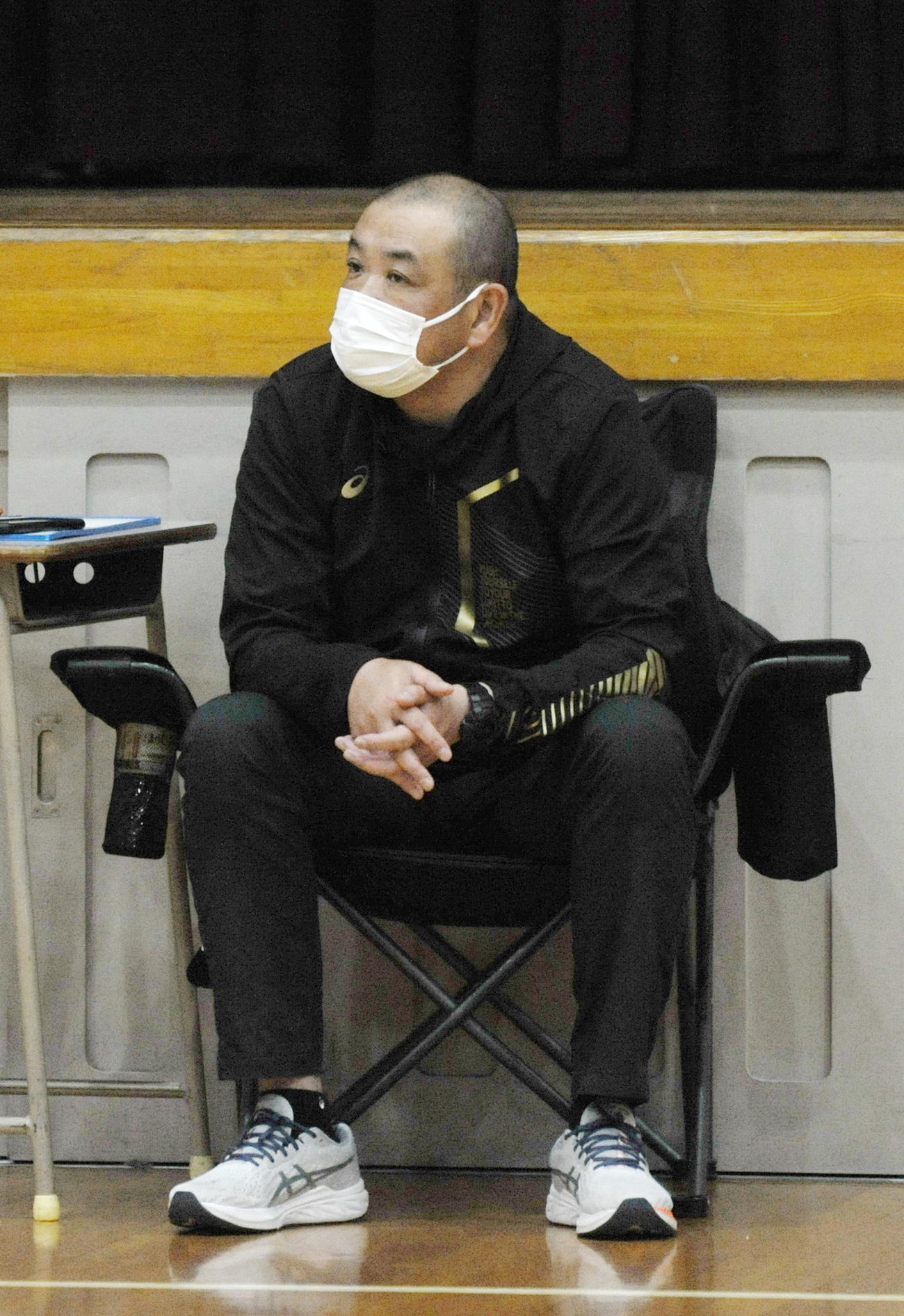 練習を見守る三島南・勝間田監督　
