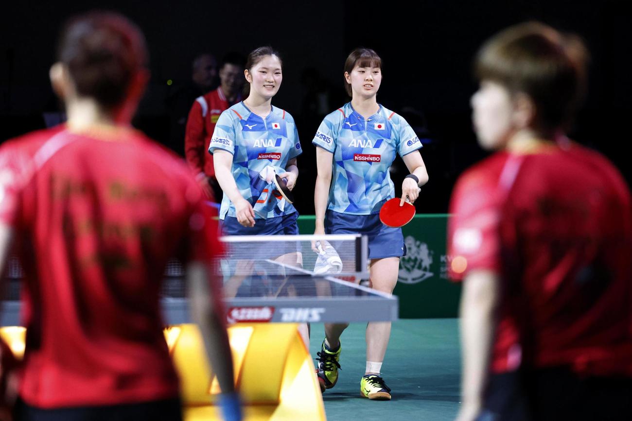 女子ダブルス準決勝で敗れた木原美悠（奥左）、長崎美柚組（共同）