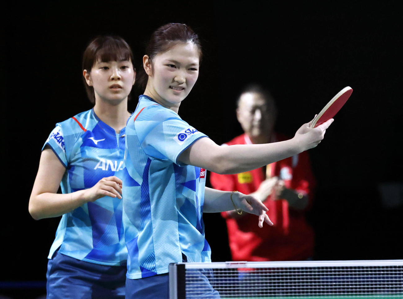 女子ダブルス準決勝でポイントを奪われた木原美悠（手前）、長崎美柚組（共同）