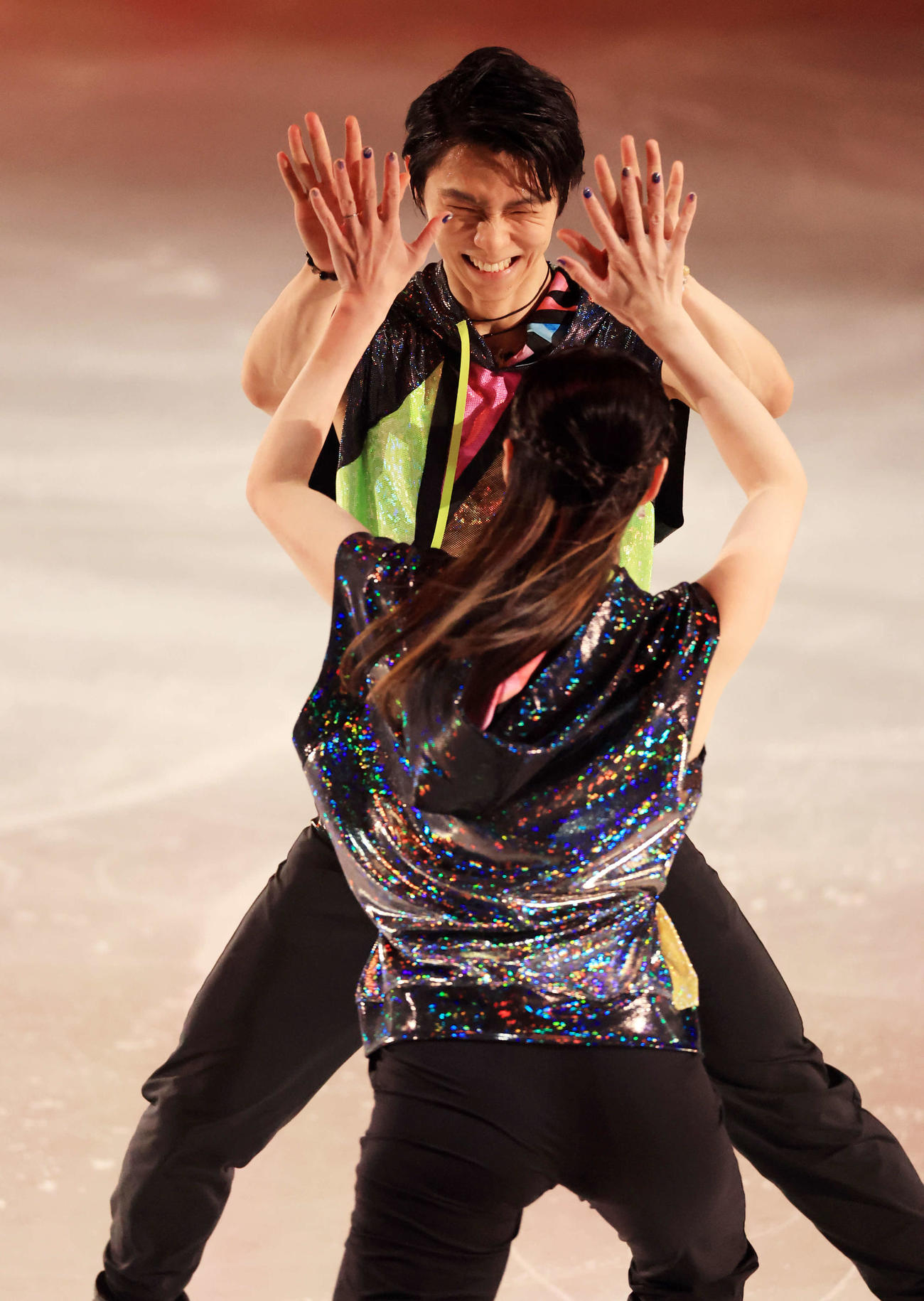 オープニングアクトで満面の笑みで荒川静香さん（手前）とハイタッチする羽生結弦さん（撮影・浅見桂子）