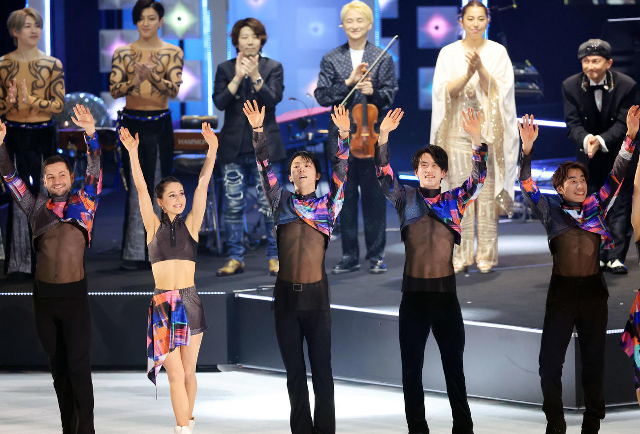 エンディングであいさつする羽生結弦さん（中央）。右は織田信成さん、同2人目は山本草太（撮影・浅見桂子）