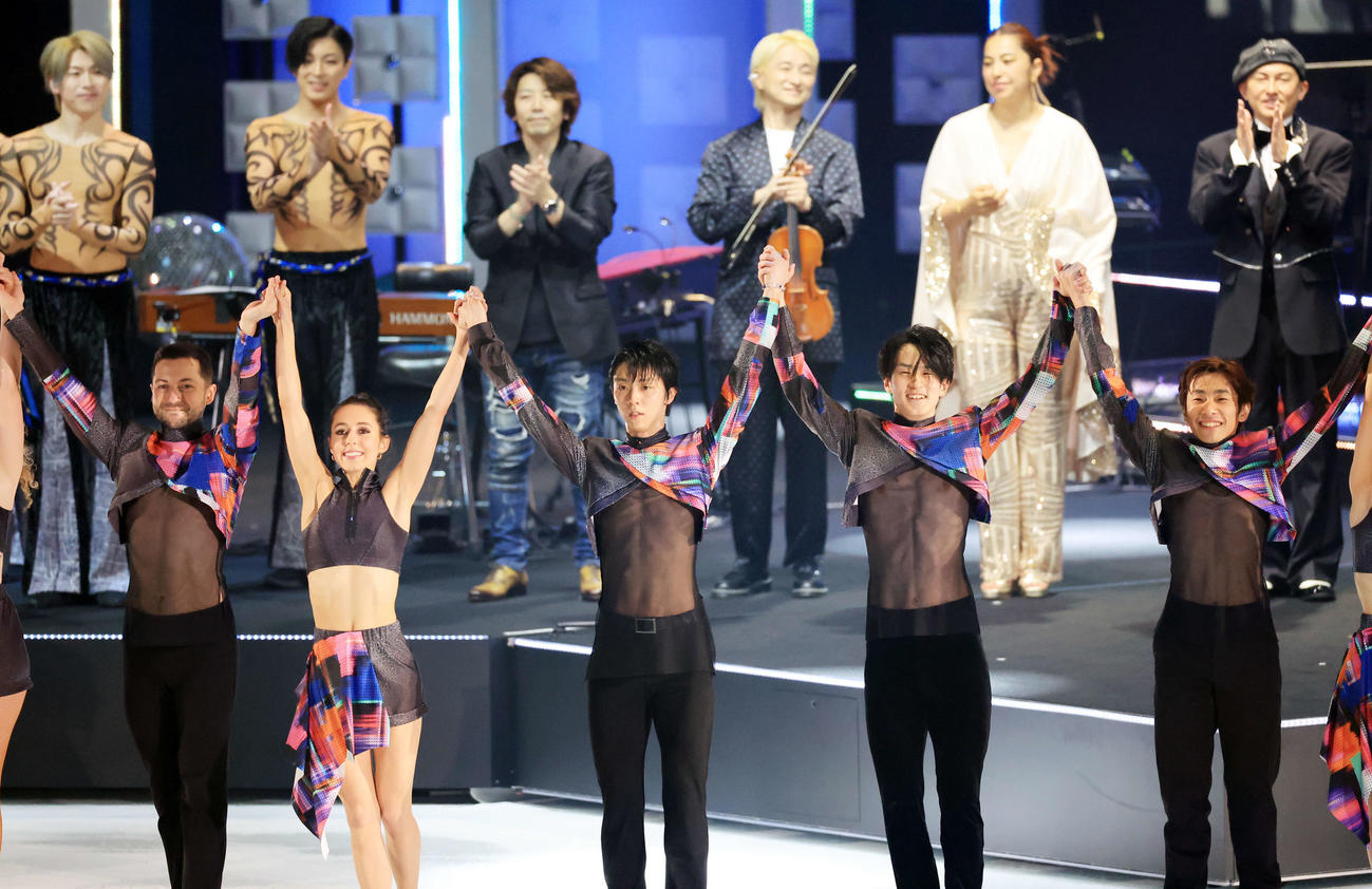 エンディングであいさつする羽生結弦さん（中央）。右は織田信成さん、同2人目は山本草太（撮影・浅見桂子）