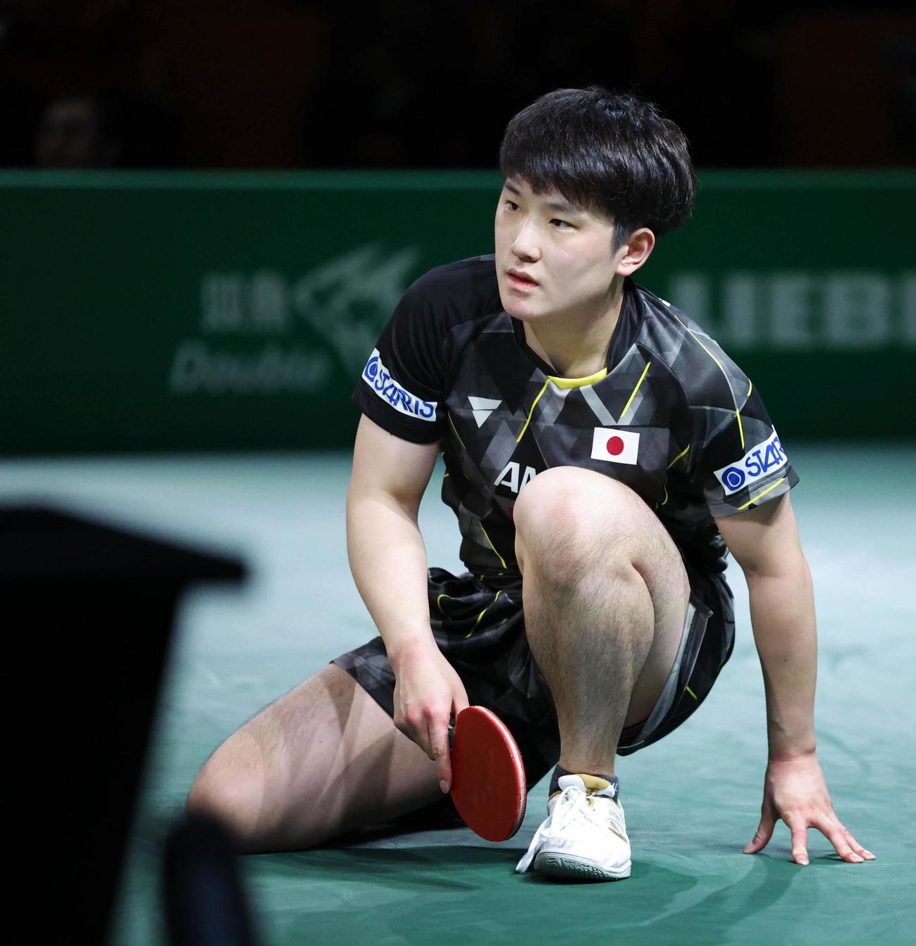 男子シングルス準々決勝でポイントを奪われた張本智和（共同）