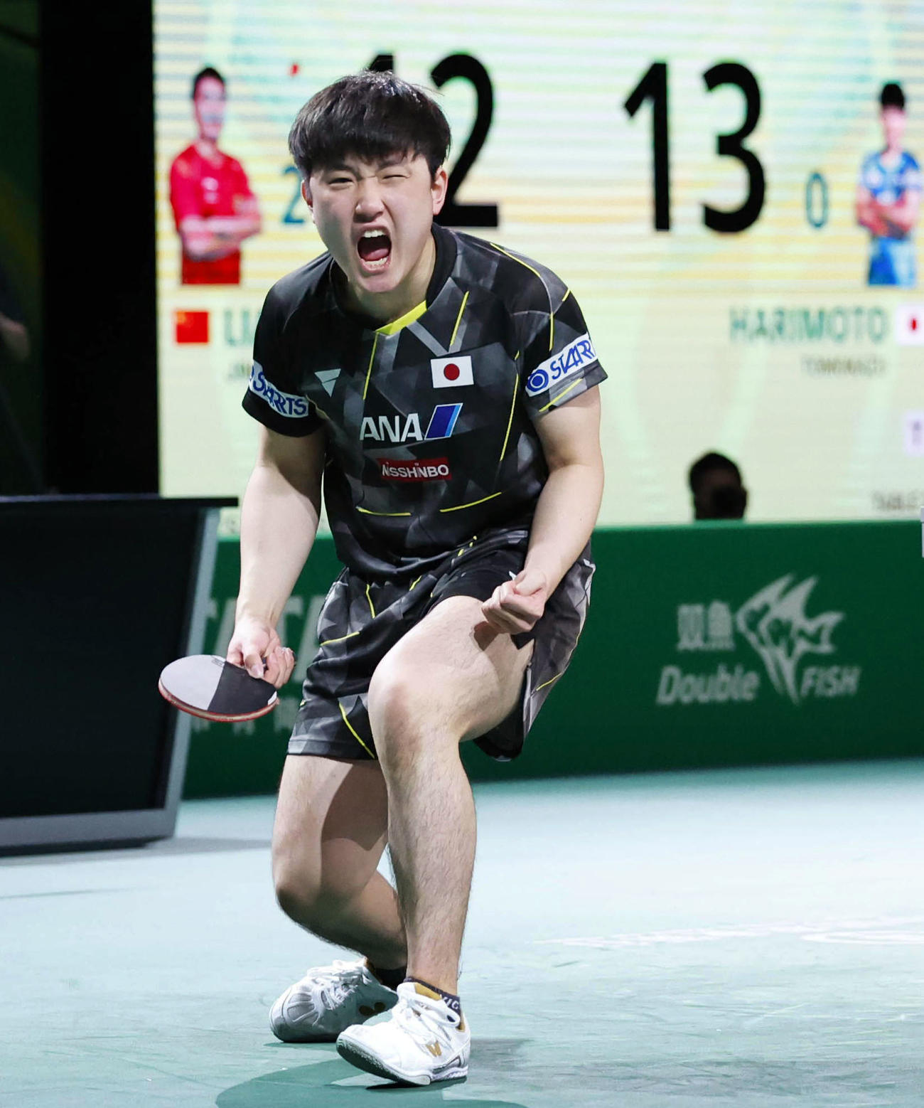 男子シングルス準々決勝　第3ゲームを奪い、雄たけびを上げる張本智和（共同）