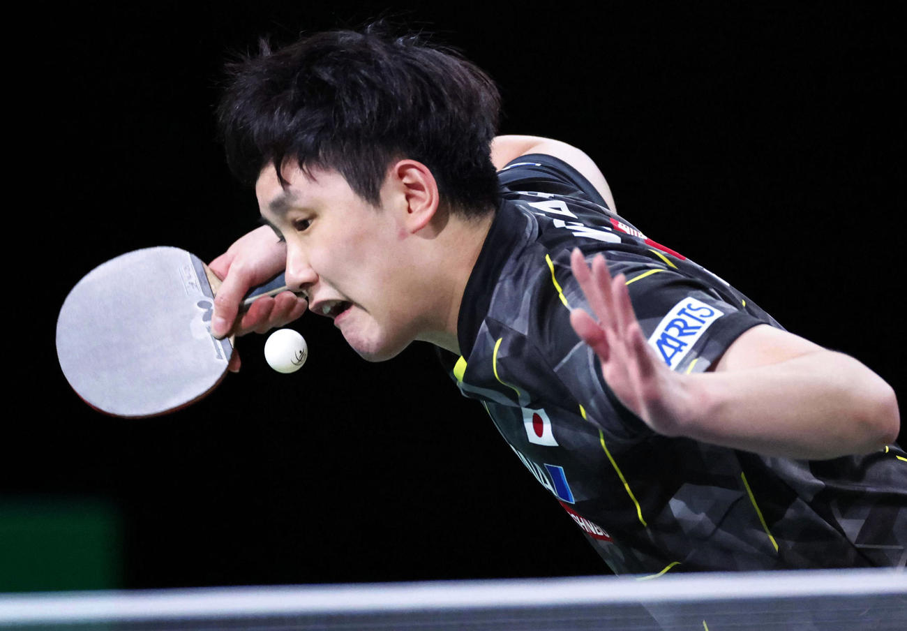 男子シングルス準々決勝でサーブを放つ張本智和（共同）