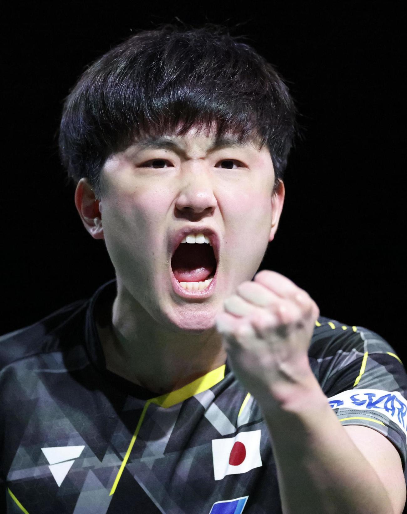 男子シングルス準々決勝でポイントを奪いガッツポーズする張本智和（共同）