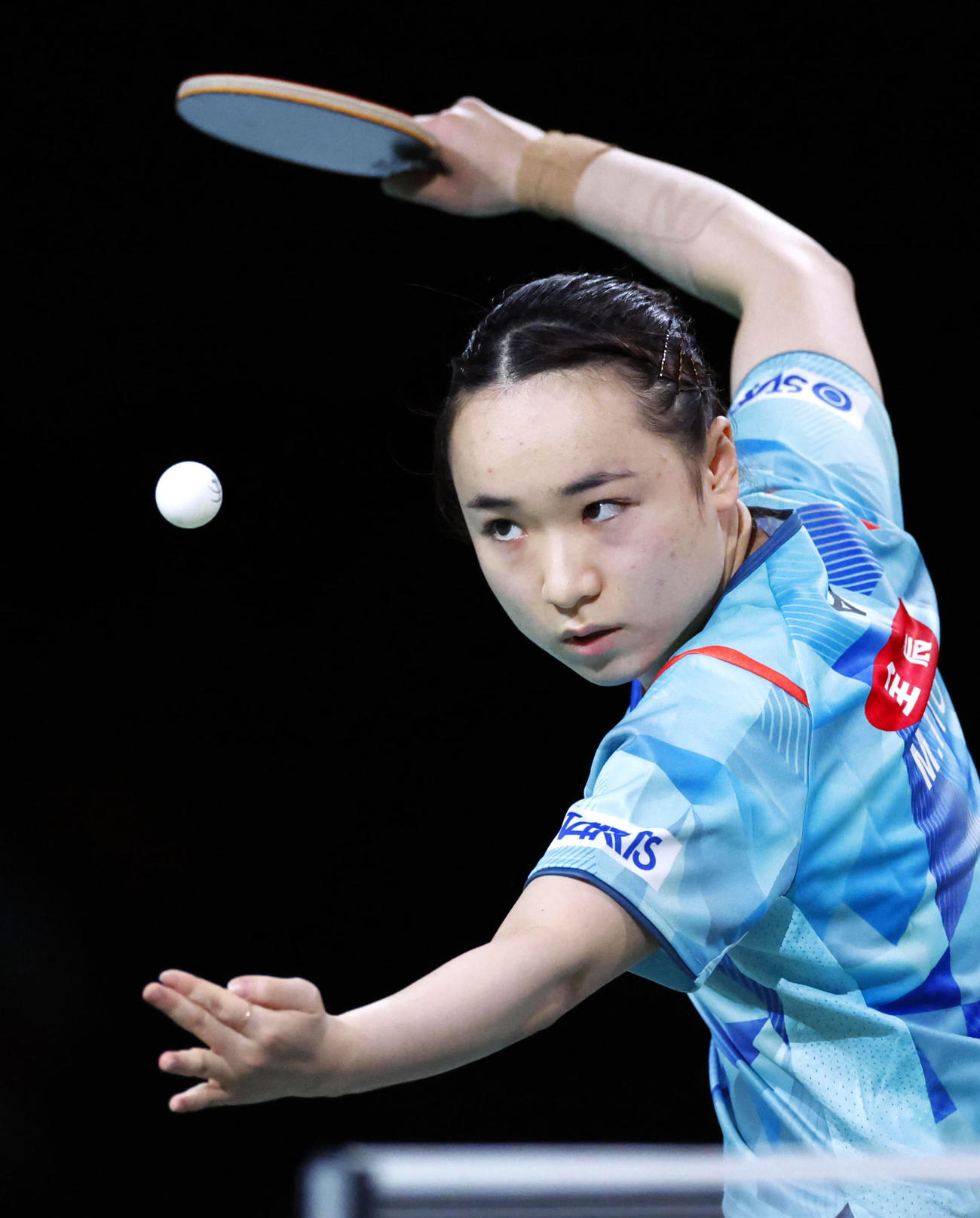 女子シングルス準々決勝でサーブする伊藤美誠（共同）