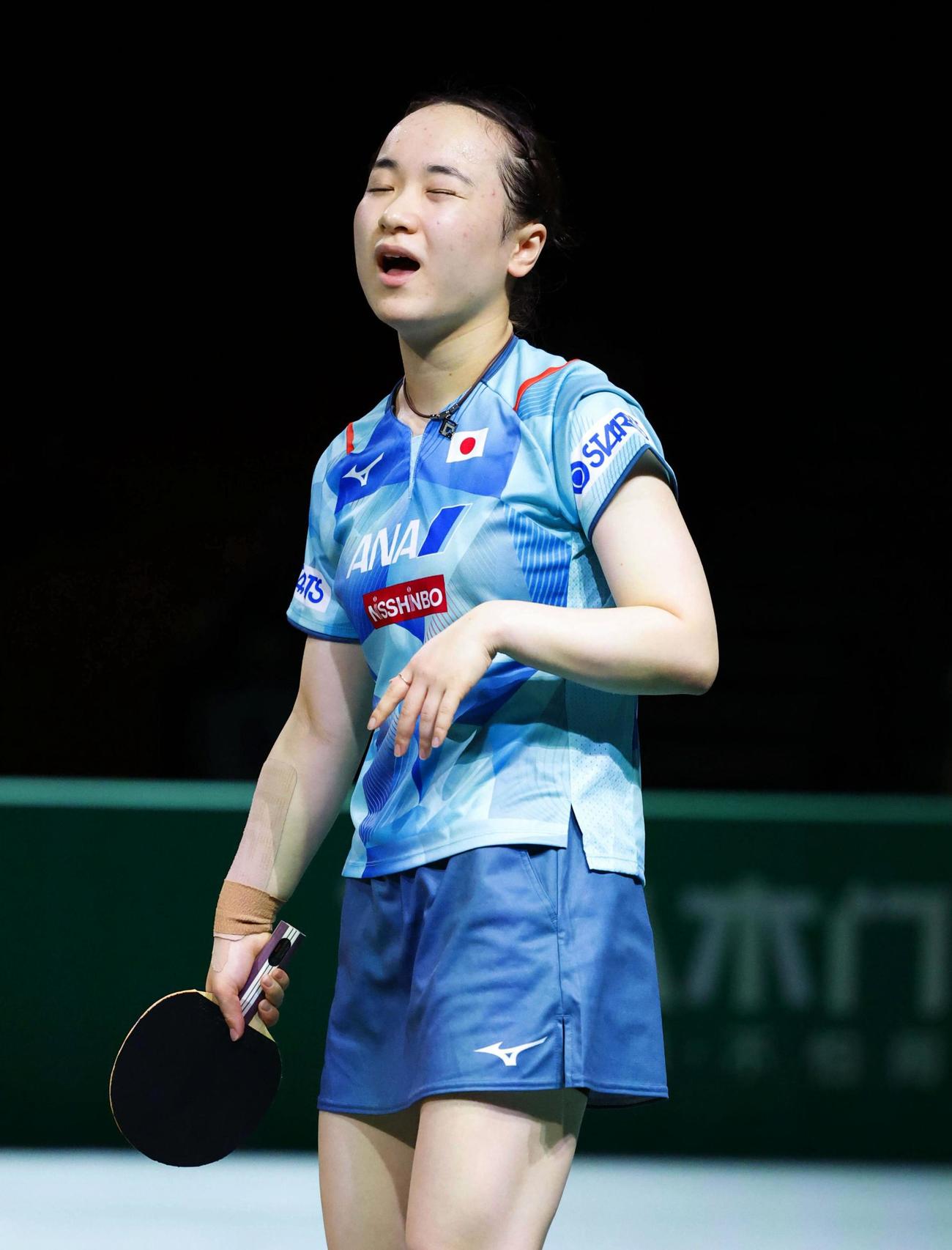 女子シングルス準々決勝でポイントを奪われ、悔しがる伊藤美誠（共同）