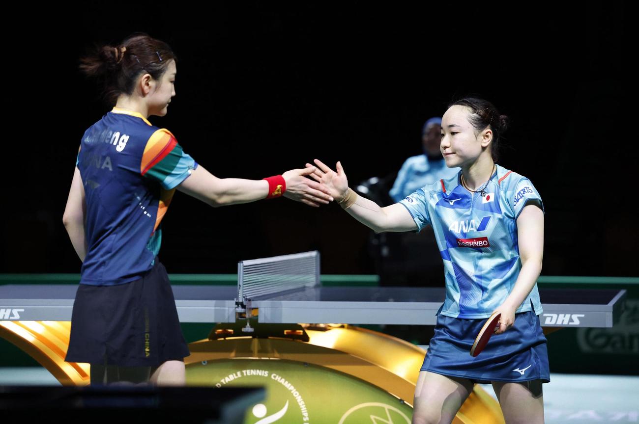 女子シングルス準々決勝で中国の陳夢（左）に敗れた伊藤美誠（共同）