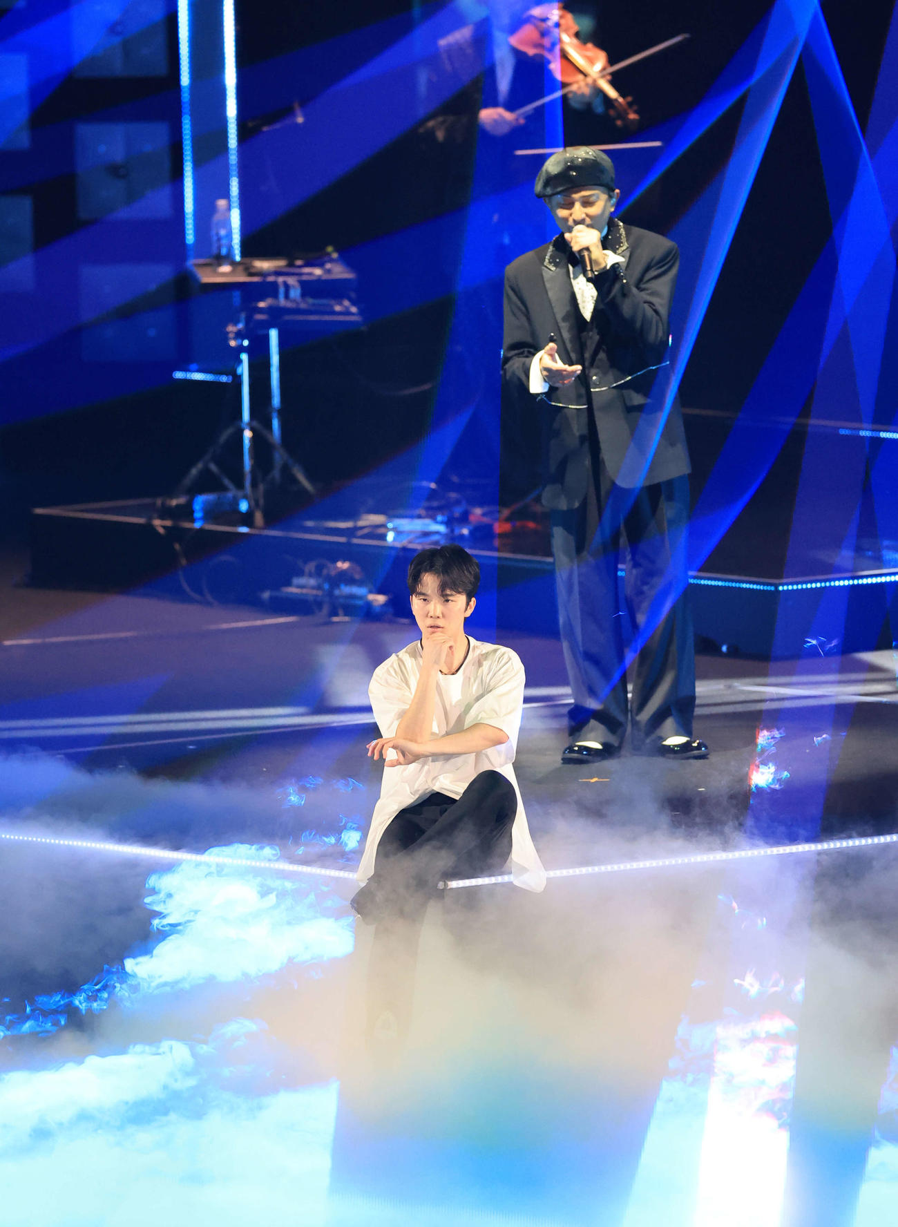 ISSA（後方）が歌う中、演技を披露する友野一希（撮影・浅見桂子）