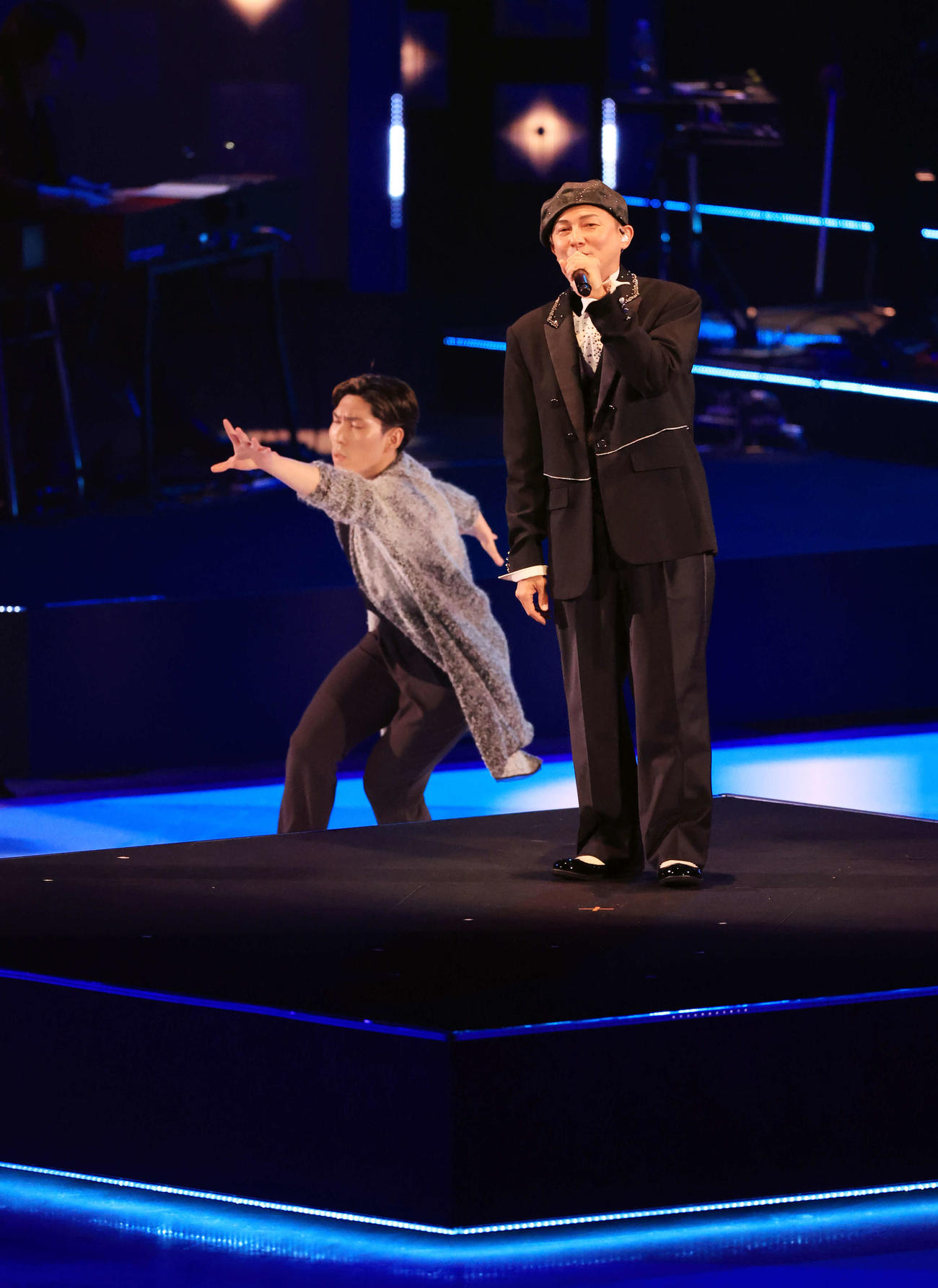 田中刑事さん（左）の演技で歌うDA PUMPのISSA（撮影・浅見桂子）