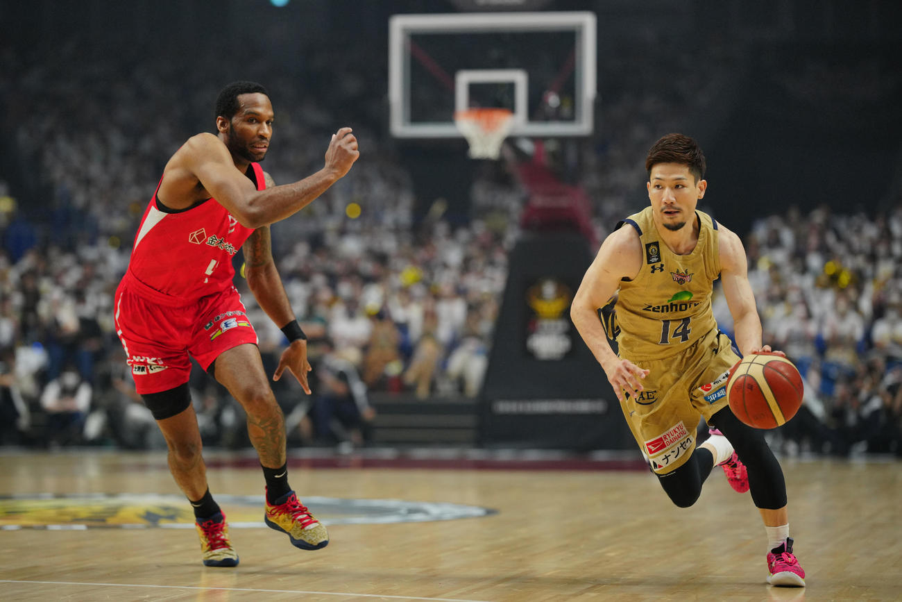 千葉J対琉球　ドリブルで仕掛ける琉球岸本（右）。左は千葉Jロー（撮影・垰建太）