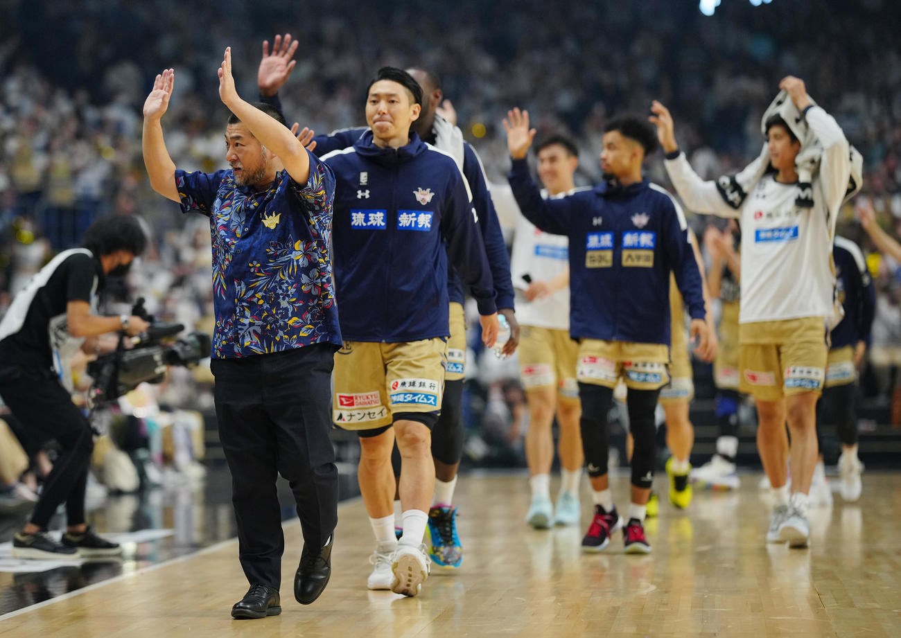 千葉J対琉球　再戦挑戦の末、千葉Jに勝利しスタンドに手を振る琉球桶谷ヘッドコーチ（左）ら選手たち（撮影・垰建太）