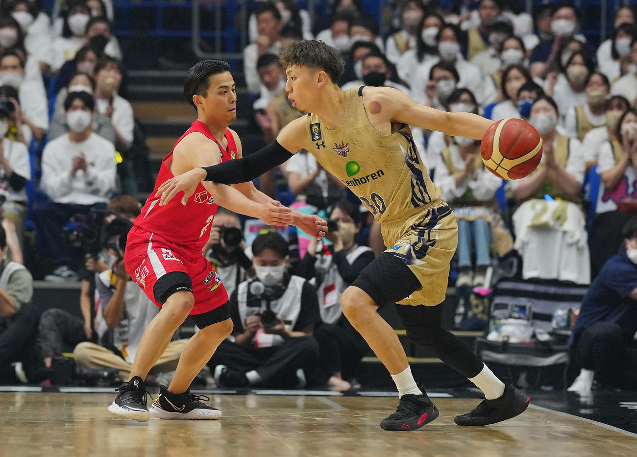 千葉J対琉球　第3Q、千葉J富樫勇（左）のマークを受けながらキープする琉球今村（撮影・垰建太）
