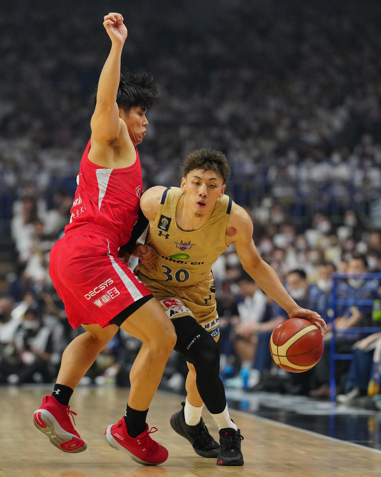 千葉J対琉球　再延長、ドリブルで切り込む琉球今村（右）（撮影・垰建太）
