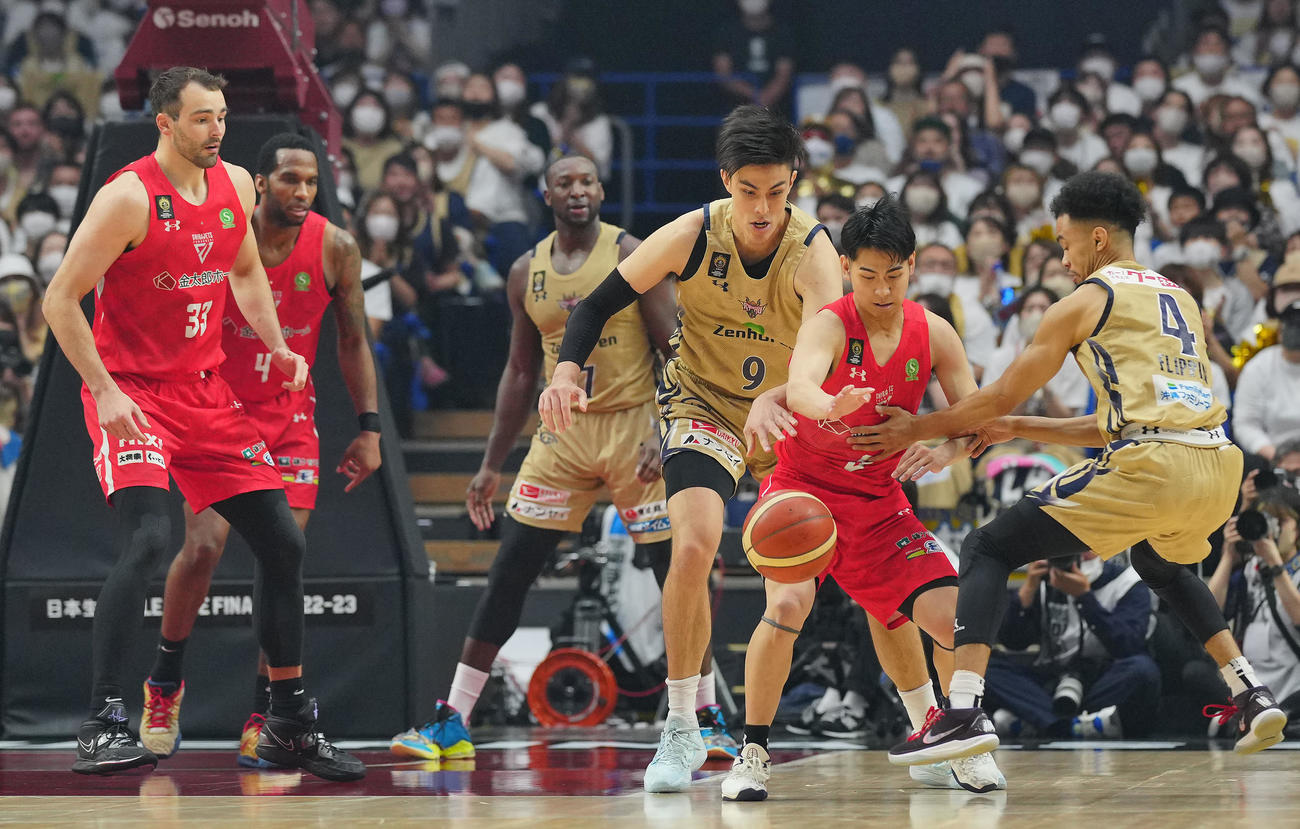 千葉J対琉球　千葉J小川（右から2人目）を厳しくマークする琉球渡辺（同3人目）ら（撮影・垰建太）