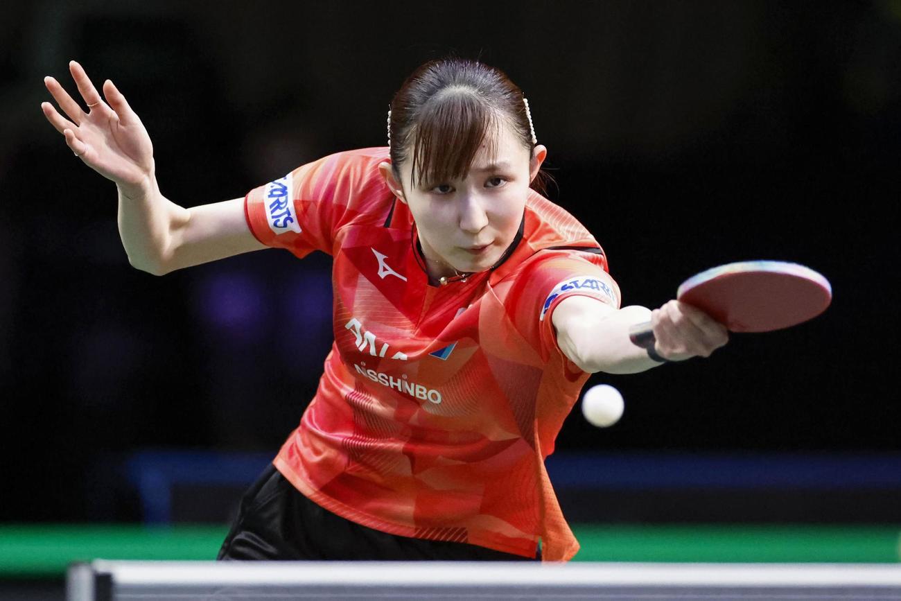 女子シングルス準決勝でプレーする早田（共同）