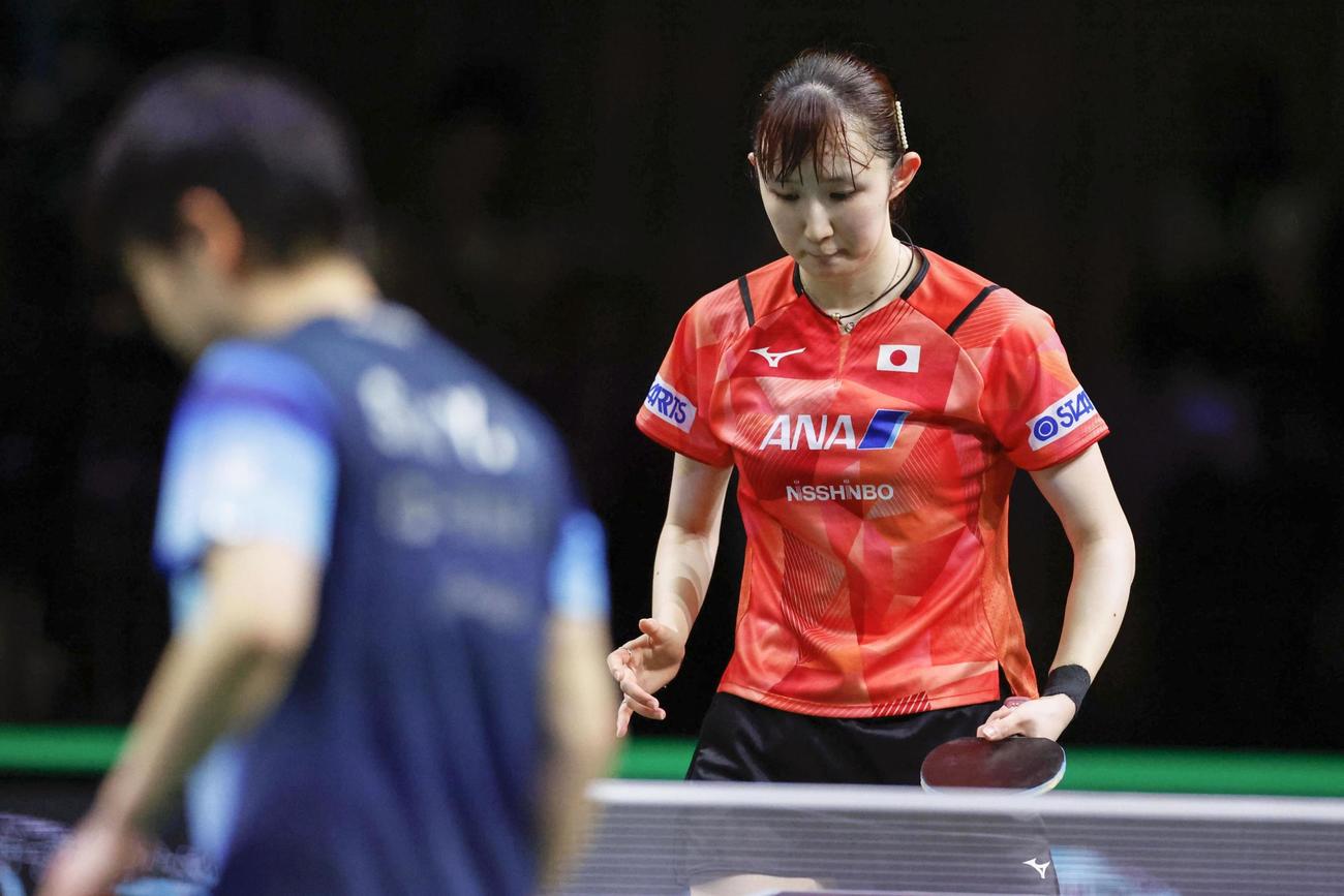 女子シングルス準決勝で中国の孫穎莎（手前）にポイントを奪われた早田ひな＝ダーバン（共同）