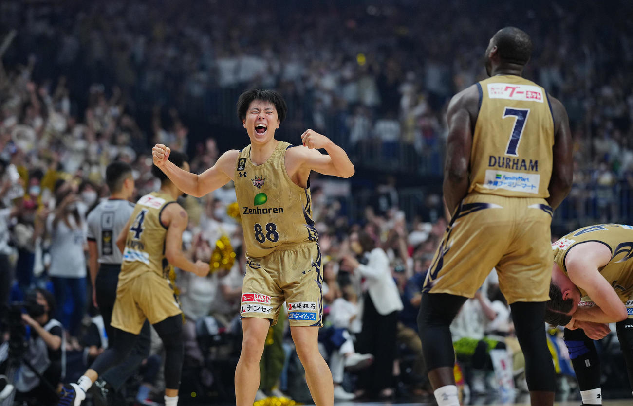 千葉J対琉球　千葉Jを下し初優勝を決め歓喜の牧（中央）ら琉球の選手たち（撮影・垰建太）