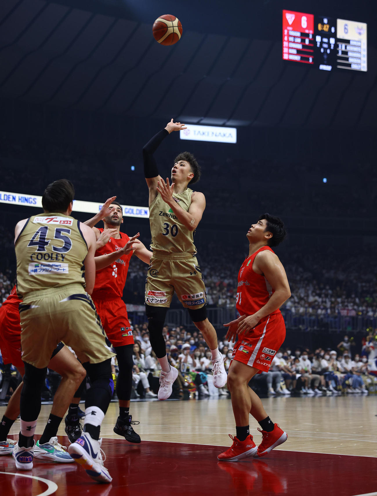 千葉J対琉球　第1Q、ゴールを決める琉球今村（中央）（撮影・垰建太）