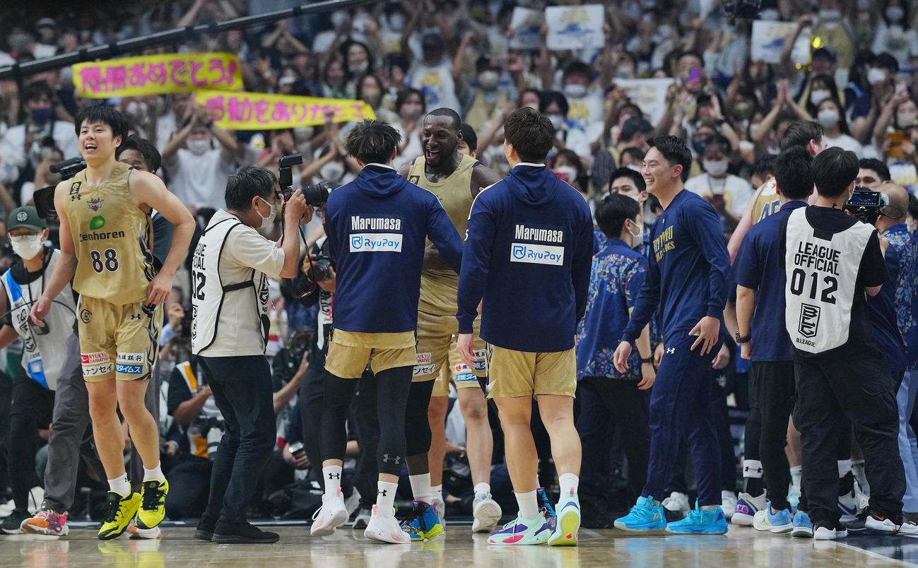 千葉J対琉球　千葉Jを下し初優勝を決め歓喜のダーラム（中央）ら琉球の選手たち（撮影・垰建太）