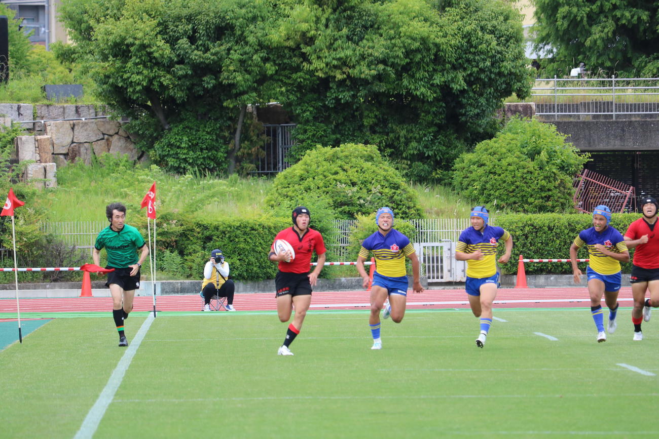 後半、約90メートルを独走しトライを挙げる京都工学院のCTB宇野賢太朗（撮影・益子浩一）