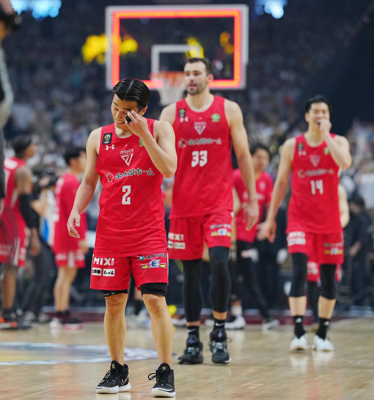 千葉J対琉球　琉球に敗れ優勝を逃し厳しい表情の富樫（手前）ら千葉Jの選手たち（撮影・垰建太）