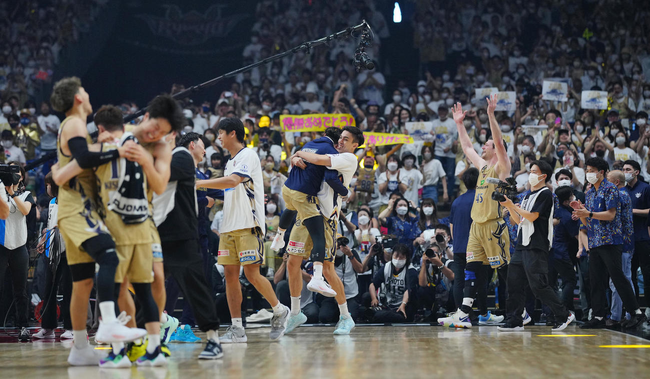 千葉J対琉球　千葉Jを下し初優勝を決め歓喜の琉球の選手たち（撮影・垰建太）