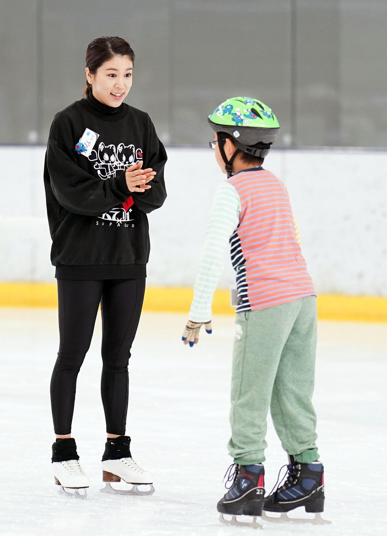スケート教室で子どもたちに優しく教える村元（撮影・狩俣裕三）