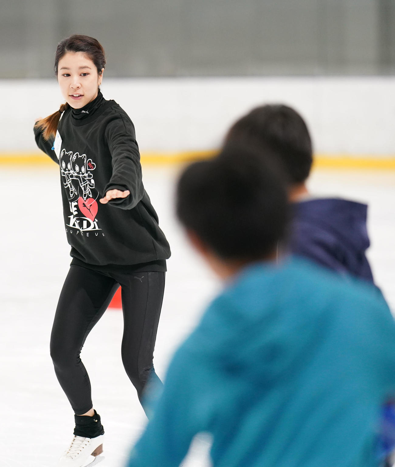 スケート教室で子どもたちに優しく教える村元（撮影・狩俣裕三）