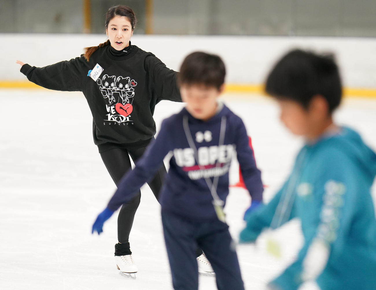 スケート教室で子どもたちに教える村元（撮影・狩俣裕三）
