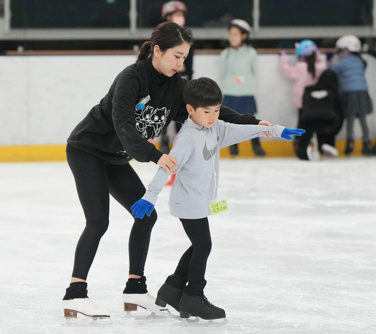 スケート教室で子どもたちに優しく教える村元（撮影・狩俣裕三）