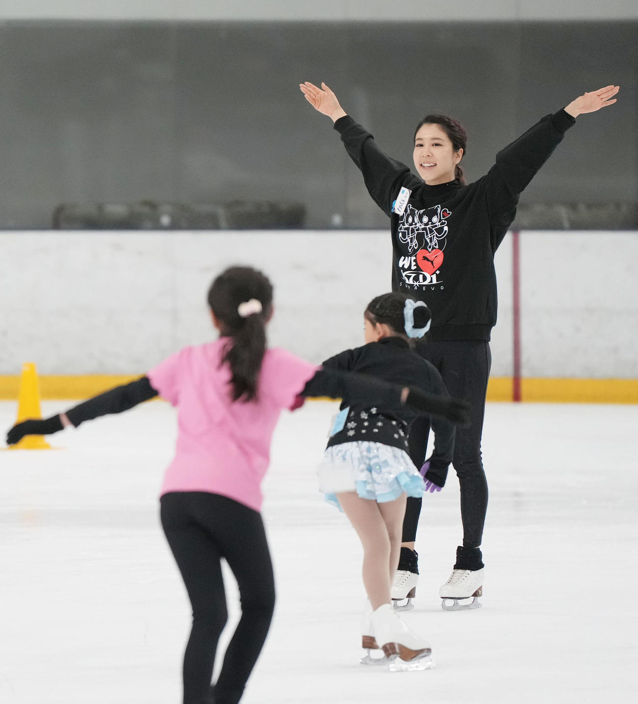スケート教室で子どもたちに優しく教える村元（撮影・狩俣裕三）