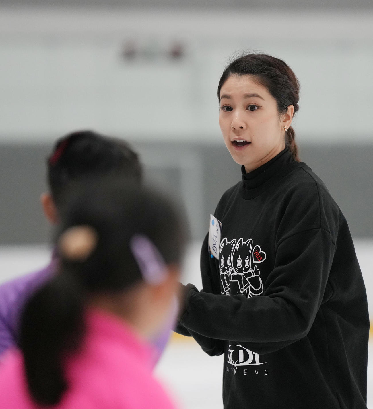 スケート教室で子どもたちに優しく教える村元（撮影・狩俣裕三）