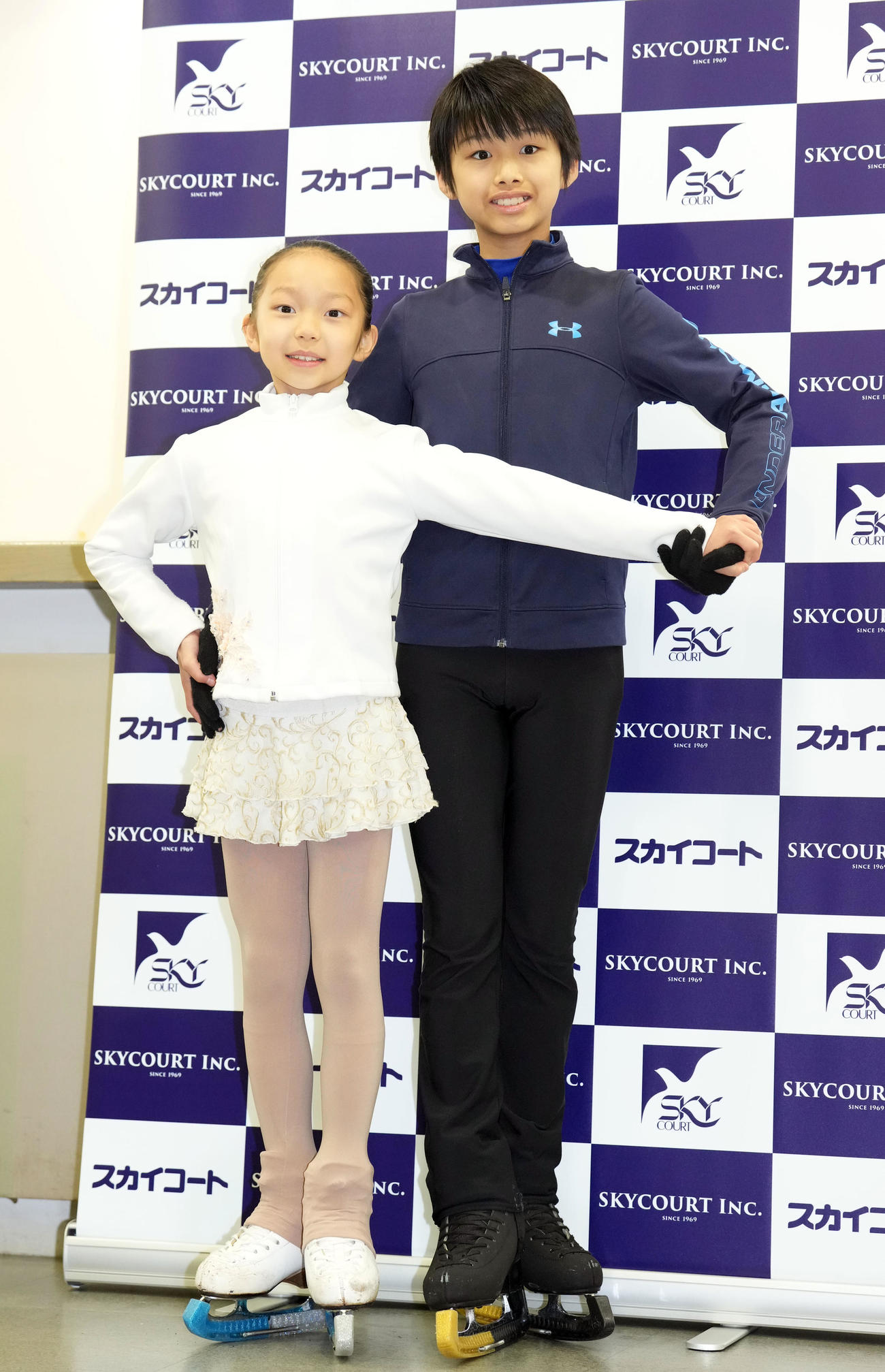 スケート教室で高橋、村元ペアから指導を受けた小学生の土屋悠希くん（右）、竹内心優さんペア（撮影・狩俣裕三）