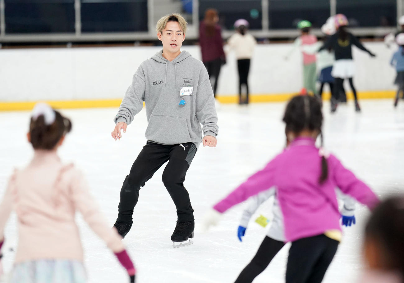 スケート教室で子どもたちに教える高橋（撮影・狩俣裕三）
