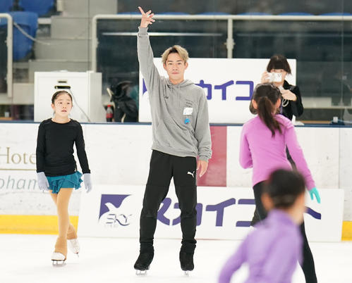 スケート教室で子どもたちに熱心に指導する高橋（撮影・狩俣裕三）