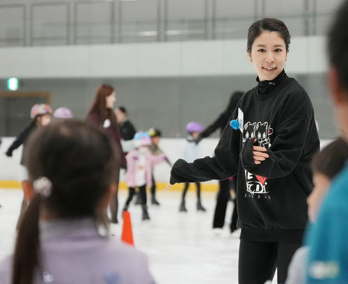 スケート教室で子どもたちに教える村元（撮影・狩俣裕三）
