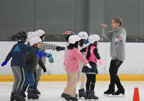 スケート教室で子どもたちに教える高橋（右）（撮影・狩俣裕三）