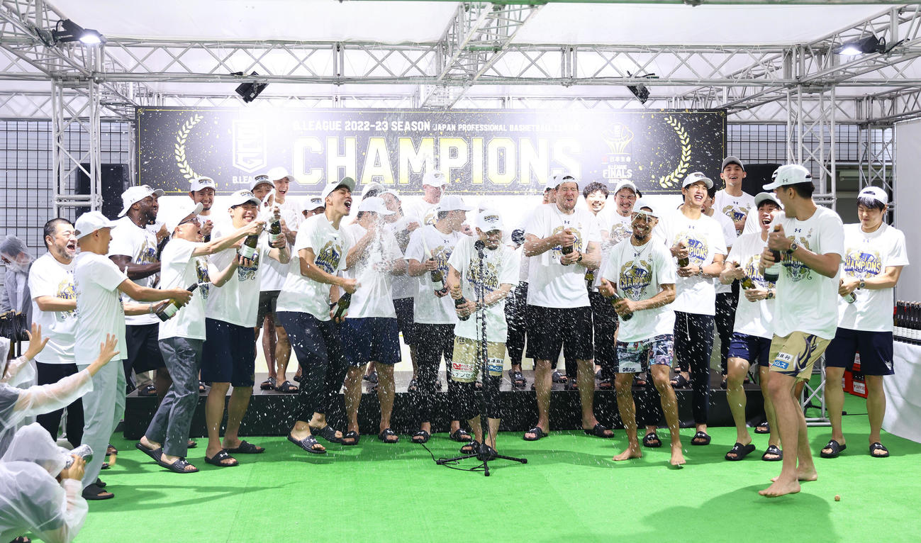 千葉J対琉球　試合後のシャンパンファイトを楽しむ琉球の選手たち（撮影・垰建太）