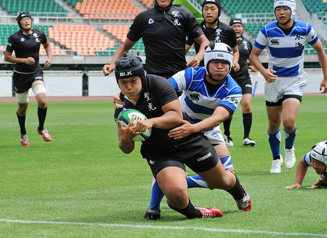 後半5分にトライする静岡聖光学院の藤田武（中央左）