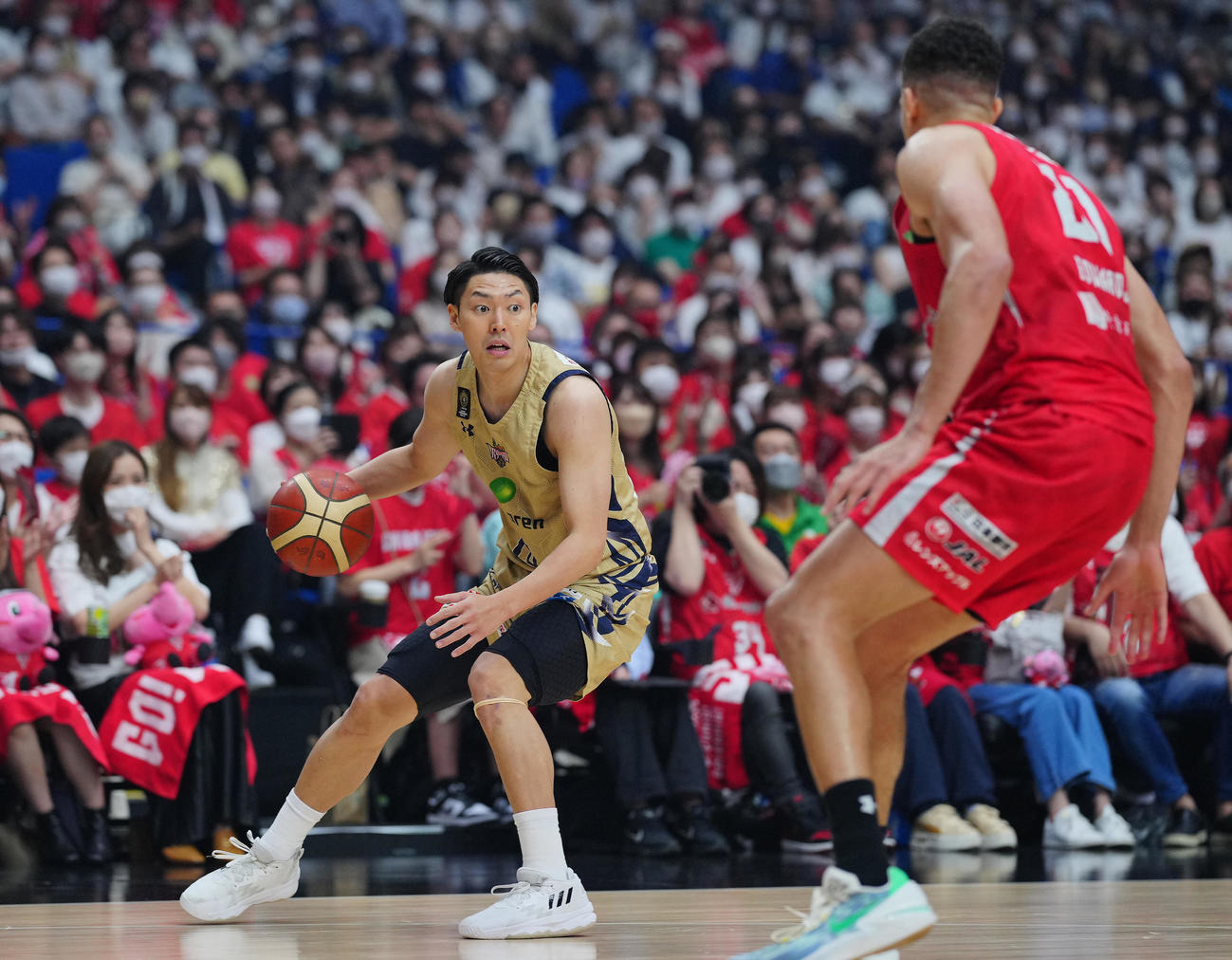 千葉J対琉球　パスコースを探す琉球田代（左）（撮影・垰建太）