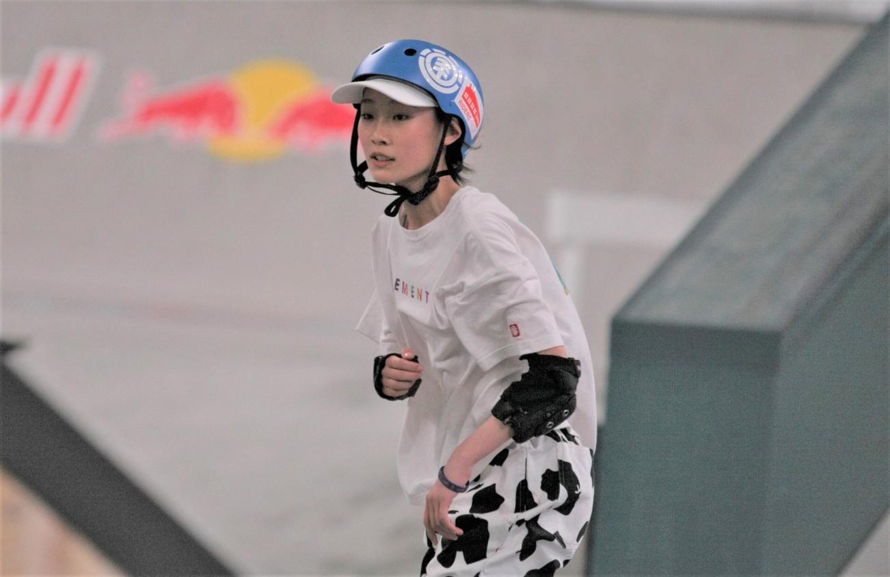 スケートボード・ストリートの新設大会「UPRISING TOKYO」女子で優勝した上村（撮影・藤塚大輔）
