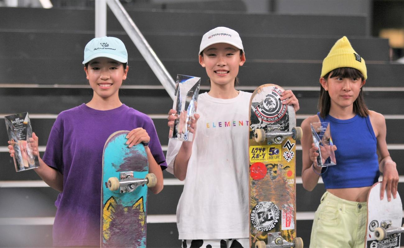 スケートボード・ストリートの新設大会「UPRISING TOKYO」女子で表彰台入りした、左から2位の吉沢、優勝した上村、3位の大西（撮影・藤塚大輔）