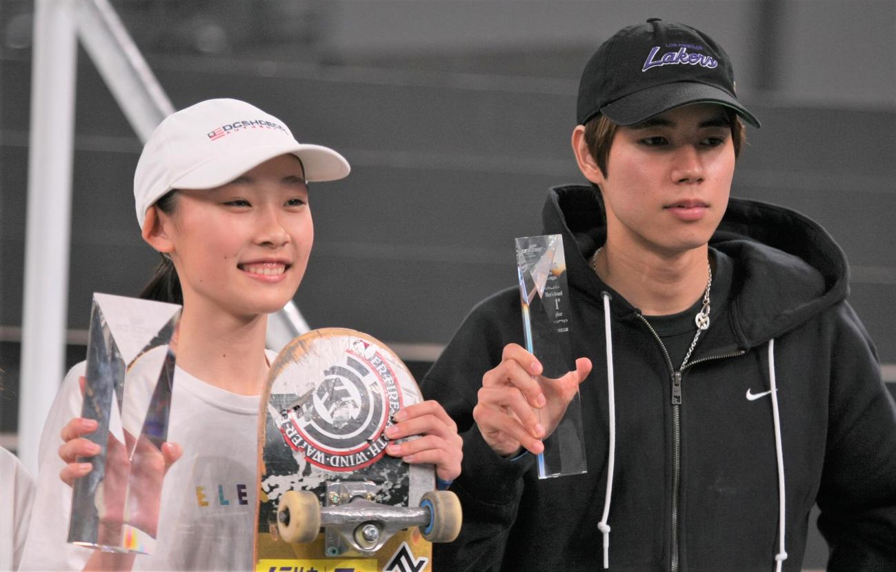 スケートボード・ストリートの新設大会「UPRISING TOKYO」で女子優勝の上村（左）と男子優勝の堀米（撮影・藤塚大輔）