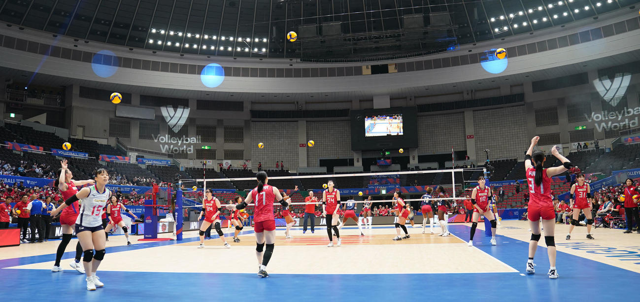 日本対ドミニカ共和国　試合前、体をほぐす日本（撮影・森本幸一）