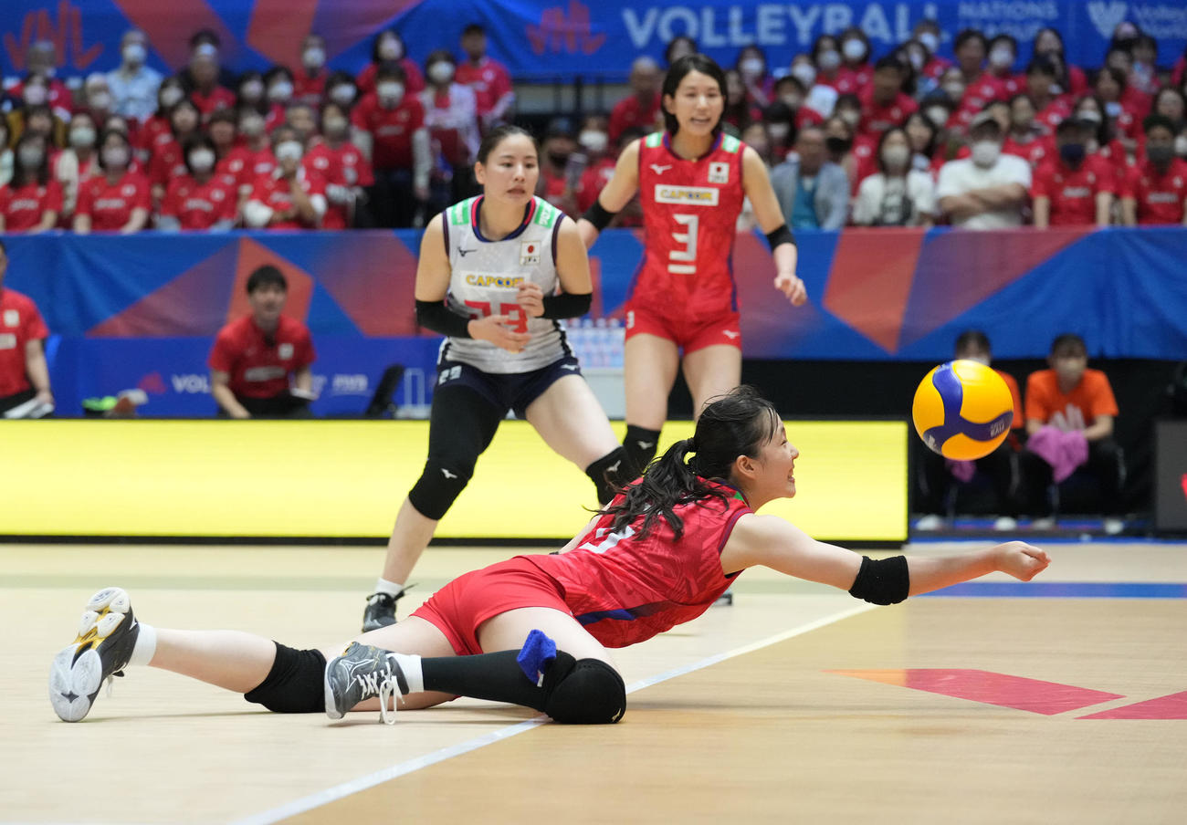 第2セット、ボールを拾う日本関（手前）（撮影・森本幸一）