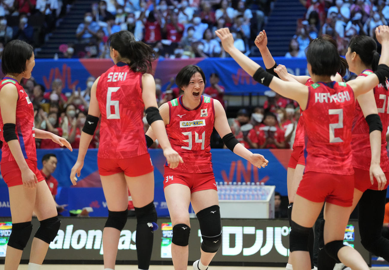 第2セット、ポイントを奪い喜ぶ日本荒木（中央）（撮影・森本幸一）