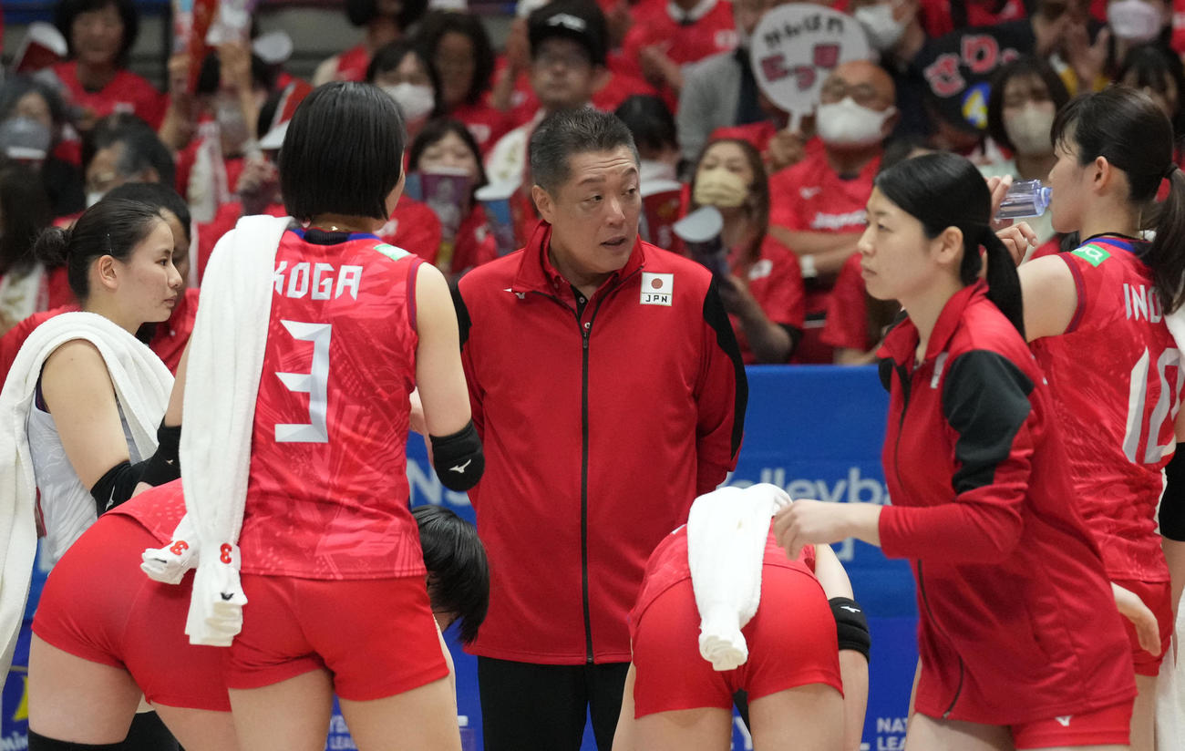 第2セット、選手に声をかける真鍋監督（中央）（撮影・森本幸一）